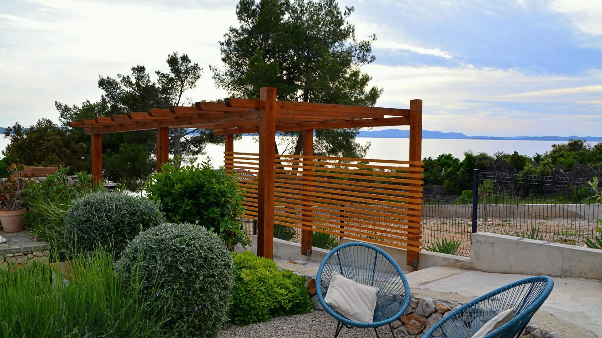 Holiday home Robinson House Bosiljka